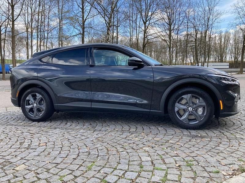Grau Gebraucht 2022 Ford Mustang Mach-E Extended Range SUV | 25.500 € (Superpreis) - Bild 1/4