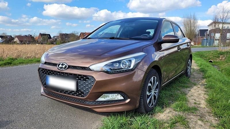 Gebraucht Hyundai i20 Trend 84 PS (61 kW) 2016 Braun Kleinwagen