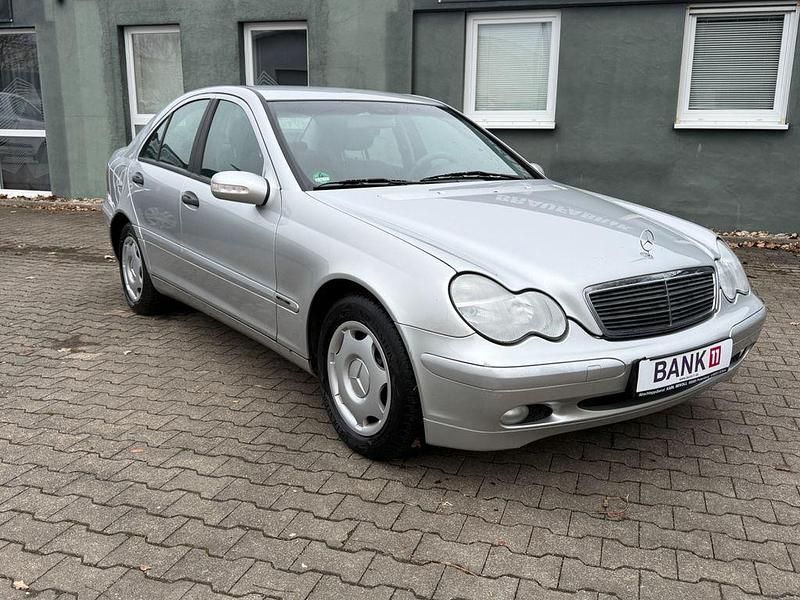 Silber Gebraucht 2002 Mercedes C180 Avantgarde Limousine | 3.850 € (Etwas zu teuer) - Bild 1/4