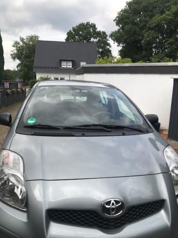 Grau Gebraucht 2011 Toyota Yaris Kleinwagen | 3.250 € (Fairer Preis) - Bild 1/4