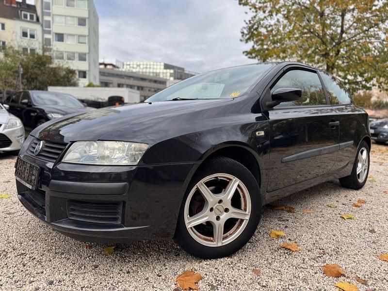 Schwarz Gebraucht 2005 Fiat Stilo Active Limousine | 1.950 € (Fairer Preis) - Bild 1/4