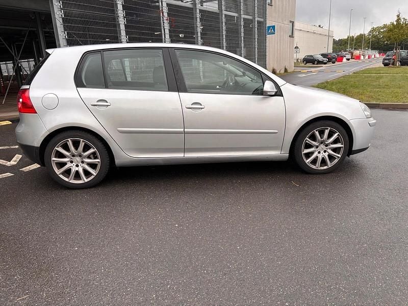 Grau Gebraucht 2006 VW Golf V Kleinwagen | 2.600 € (Fairer Preis) - Bild 1/4