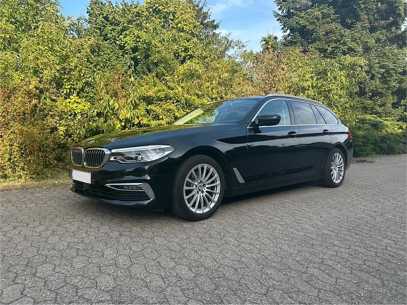 Schwarz Gebraucht 2019 BMW 520 Luxury Line Kombi | 22.900 € (Fairer Preis) - Bild 1/4
