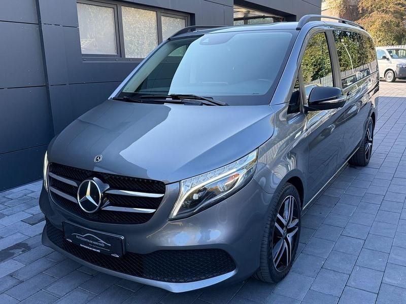 Grau Gebraucht 2022 Mercedes V300 Edition Van / Kleinbus | 35.500 € (Etwas zu teuer) - Bild 1/4
