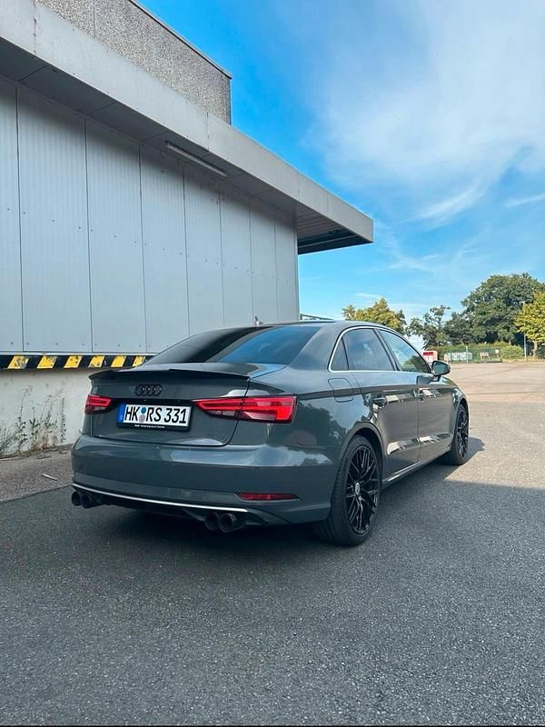 Grau Gebraucht 2017 Audi A3 Limousine | 18.000 € (Etwas zu teuer) - Bild 1/4