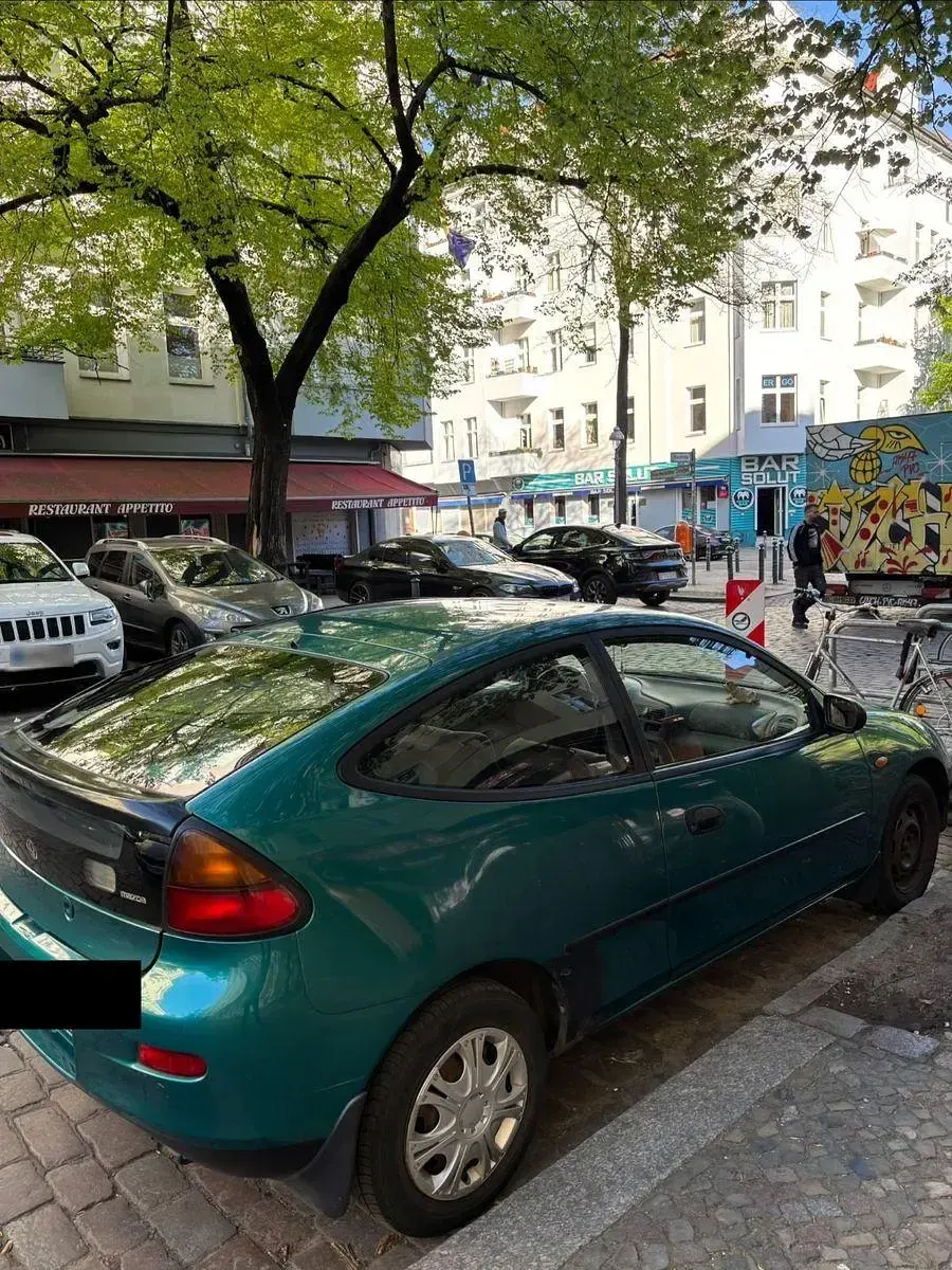 Używany Mazda 323C 88 KM (64 kW) 1996 Zielony Sedan/Limuzyna