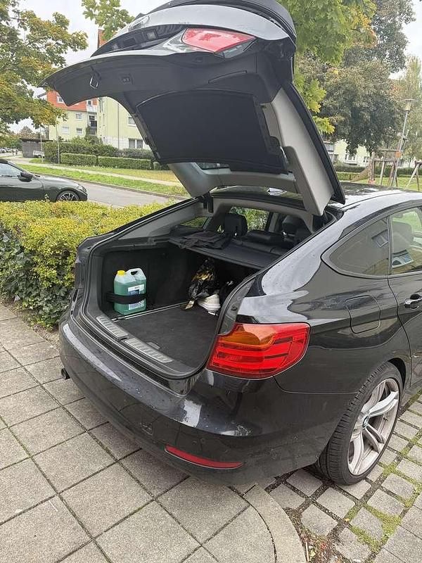 Schwarz Gebraucht 2013 BMW 318 Gran Turismo Sport Line Limousine | 8.700 € (Fairer Preis) - Bild 1/4