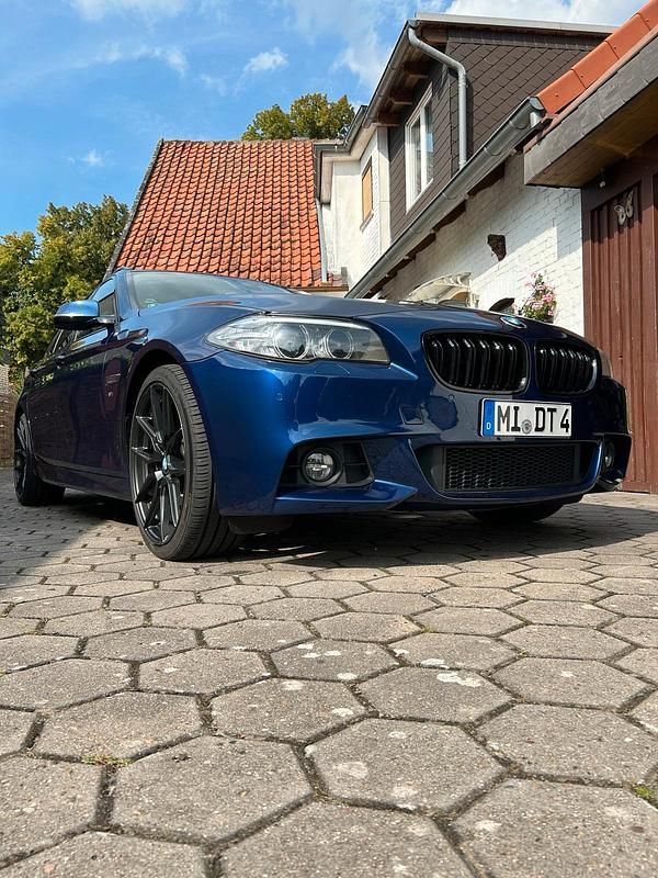 Blau Gebraucht 2016 BMW 520 M Sport Kombi | 21.000 € - Bild 1/4