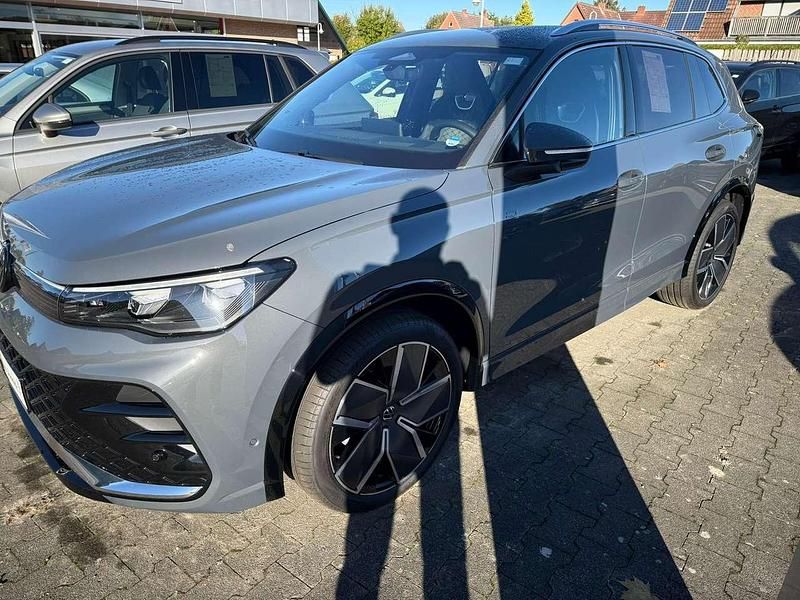 Delfingrau metallic Gebraucht 2025 VW Tiguan R-line SUV | 48.995 € - Bild 1/4