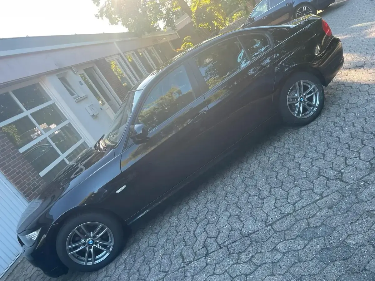 Gebraucht BMW 320 177 PS (130 kW) 2010 Schwarz Limousine