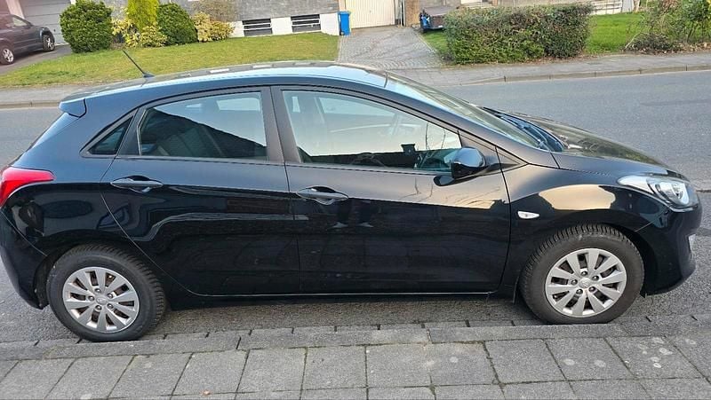 Gebraucht Hyundai i30 100 PS (73 kW) 2017 Schwarz Limousine