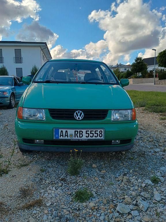 Grün Gebraucht 1996 VW Polo Limousine | 1.500 € (Fairer Preis) - Bild 1/4