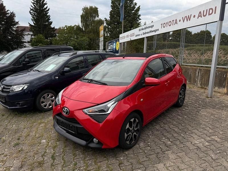 3p0 vulcanorot Gebraucht 2021 Toyota Aygo Team Kleinwagen | 12.490 € (Etwas zu teuer) - Bild 1/4