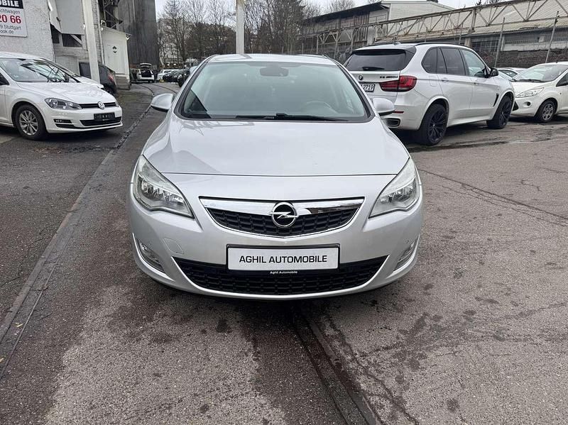 Gebraucht Opel Astra Design Edition 140 PS (102 kW) 2012 Argon silber/ice silver (m2) Kleinwagen