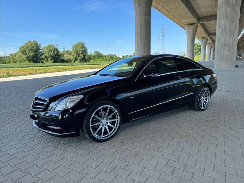 Schwarz Gebraucht 2011 Mercedes E200 Coupé | 11.990 € - Bild 1/4