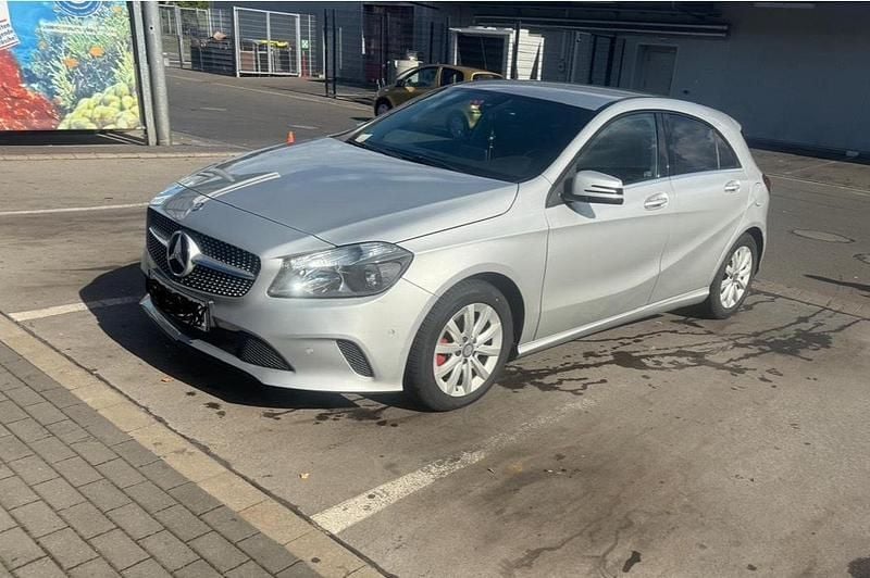 Silber Gebraucht 2016 Mercedes A180 Limousine | 11.500 € (Superpreis) - Bild 1/4