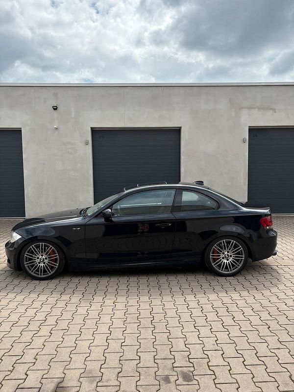 Schwarz Gebraucht 2008 BMW 135 Coupé Basis Coupé | 10.990 € (Fairer Preis) - Bild 1/4
