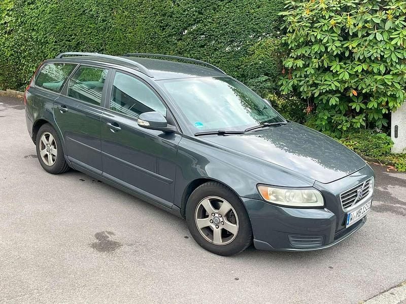 Grau Gebraucht 2009 Volvo V50 Kinetic Kombi | 1.150 € (Superpreis) - Bild 1/4