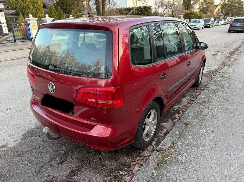 Gebraucht VW Touran Trendline 105 PS (77 kW) 2011 Rot Van / Kleinbus