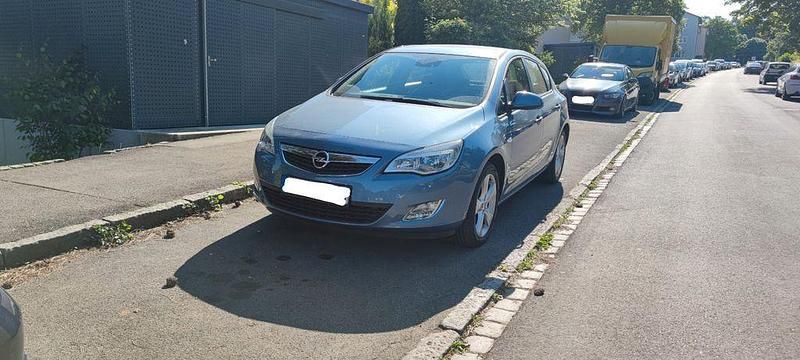 Blau Gebraucht 2011 Opel Astra Design Edition Limousine | 3.700 € (Guter Preis) - Bild 1/4