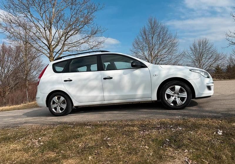Gebraucht Hyundai i30 108 PS (79 kW) 2009 Weiß Kombi
