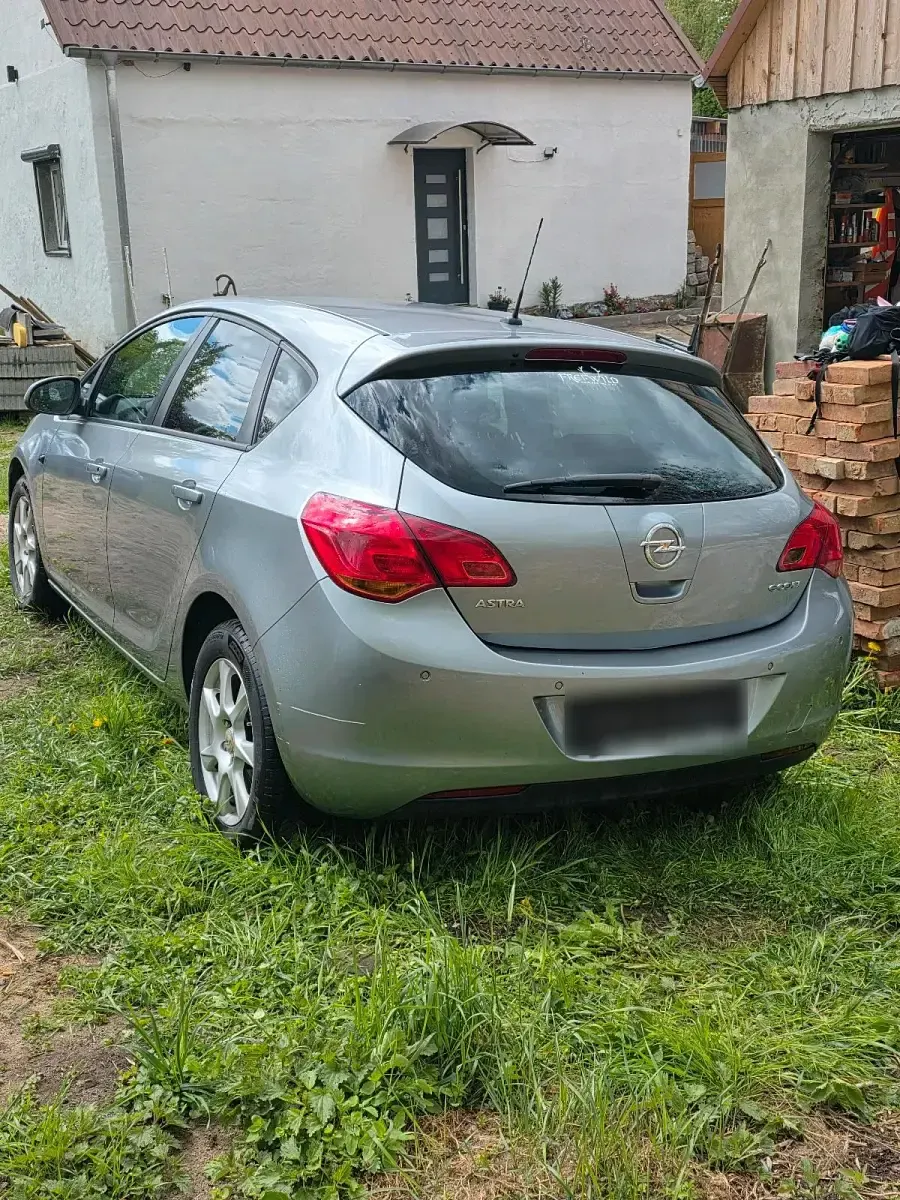 Usado Opel Astra 100 HP (73 kW) 2011 Sedan