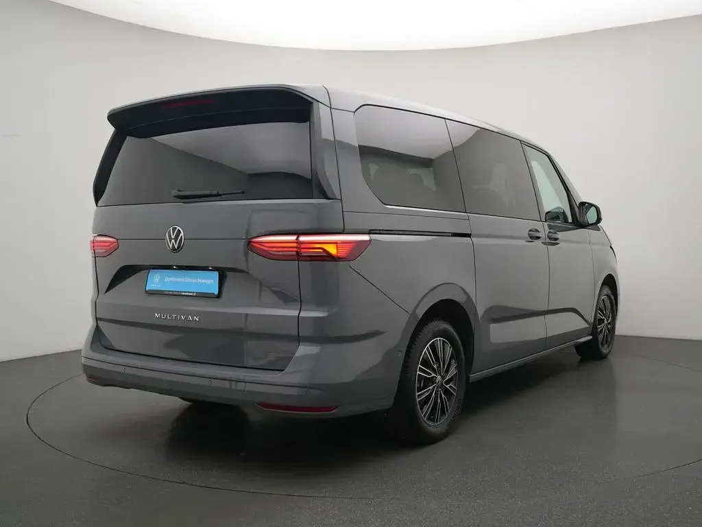 Gebraucht VW Multivan Life 150 PS (110 kW) 2024 Pure grey Van / Kleinbus