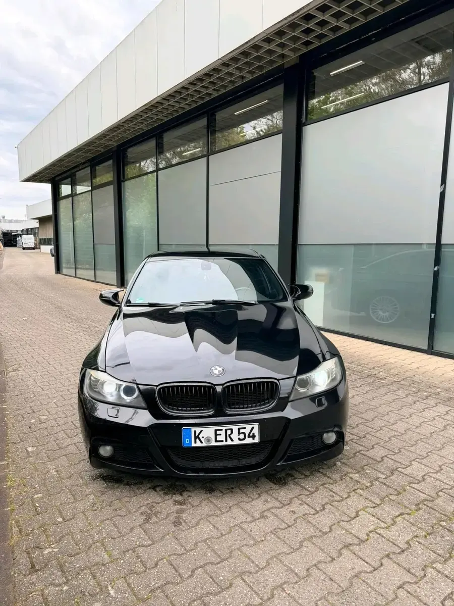 Używany BMW 320 177 KM (130 kW) 2009 Czarny Sedan/Limuzyna