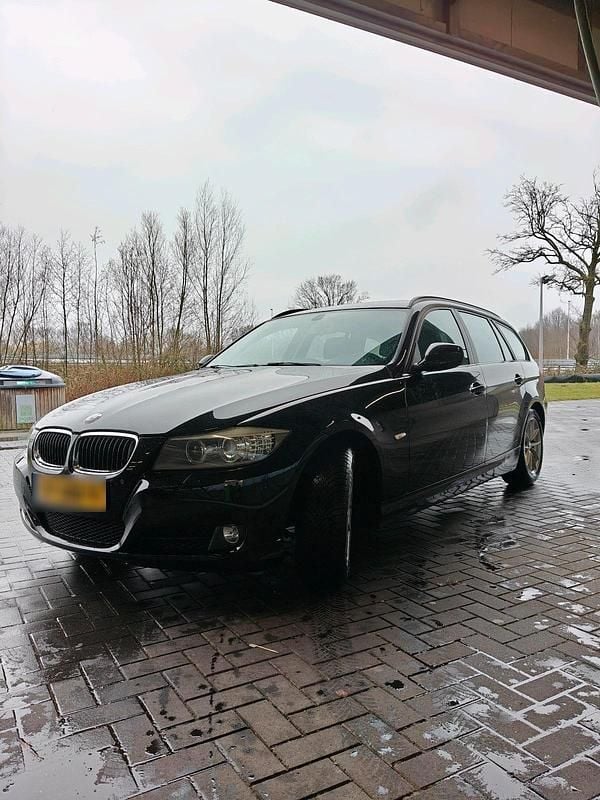 Gebraucht BMW 320 Luxury Line 170 PS (125 kW) 2011 Schwarz Kombi
