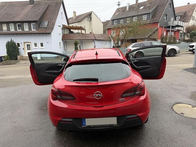 Gebraucht Opel Astra GTC Innovation 165 PS (121 kW) 2012 Rot Limousine