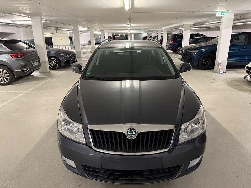 Gebraucht Skoda Octavia Ambition 105 PS (77 kW) 2012 Grau Kombi
