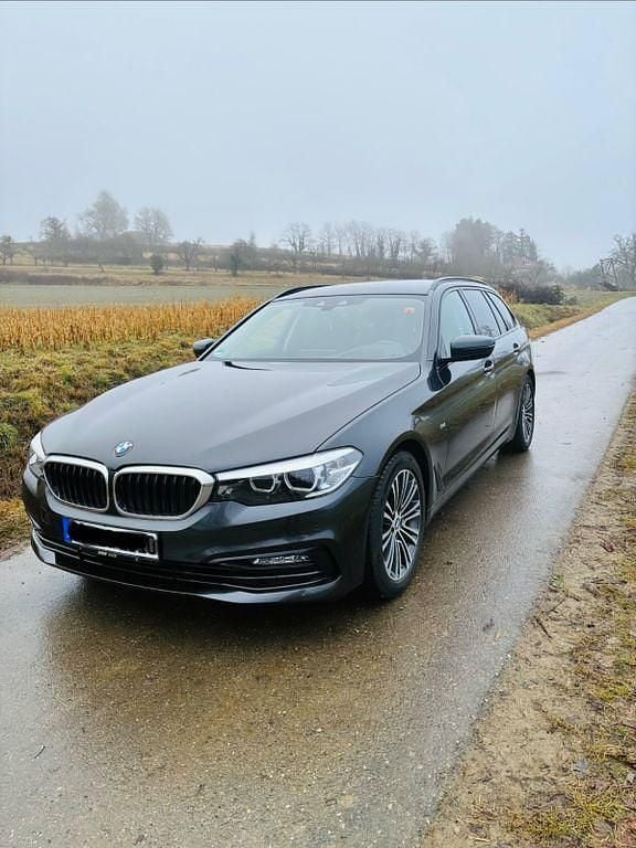 Grau Gebraucht 2017 BMW 520 Luxury Line Kombi | 19.600 € (Superpreis) - Bild 1/4