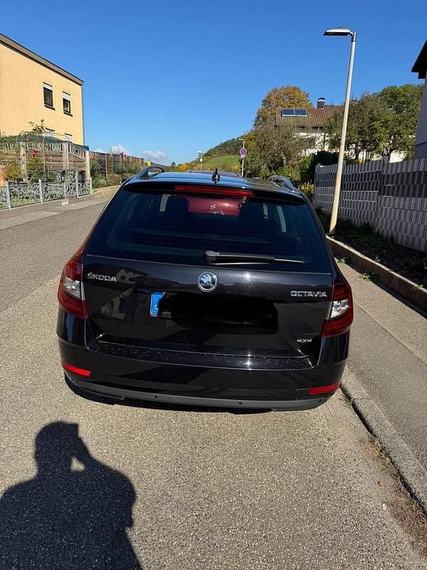 Schwarz Gebraucht 2019 Skoda Octavia Soleil Kombi | 20.000 € (Etwas zu teuer) - Bild 1/4