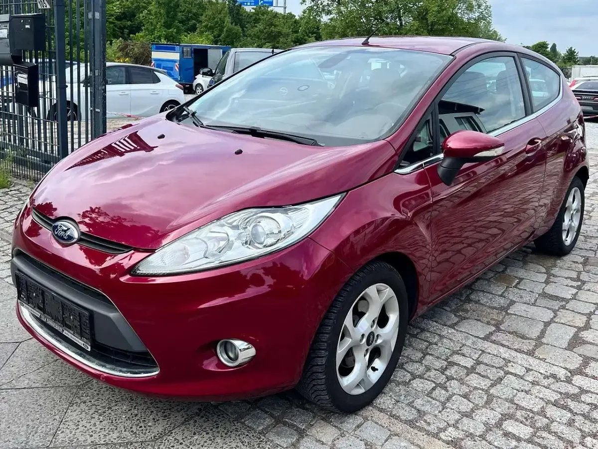 Używany Ford Fiesta Titanium 82 KM (60 kW) 2011 Czerwony Hatchback