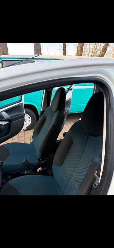 Gebraucht Toyota Aygo 68 PS (50 kW) 2012 Weiß Kleinwagen