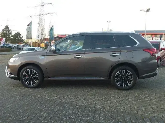 Gebraucht Mitsubishi Outlander P-HEV Plus 121 PS (88 kW) 2016 Braun Kombi
