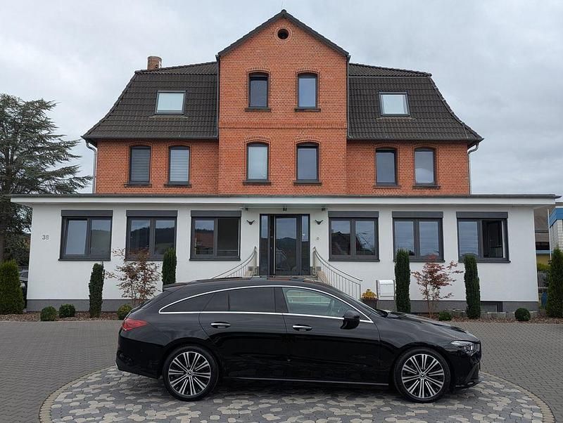 Schwarz Gebraucht 2021 Mercedes CLA220 Shooting Brake Kombi | 25.950 € (Superpreis) - Bild 1/4