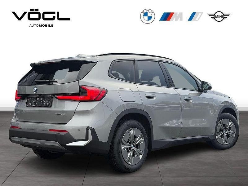 Neu BMW iX1 Shadowline 150 kW (204 PS) 2025 Spacesilber SUV