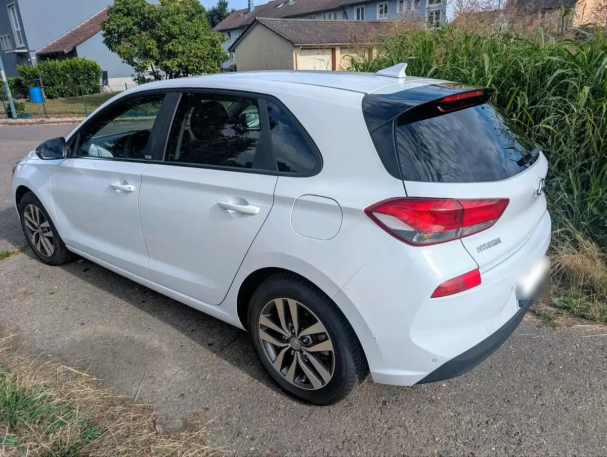 Gebraucht Hyundai i30 140 PS (102 kW) 2019 Weiß Limousine