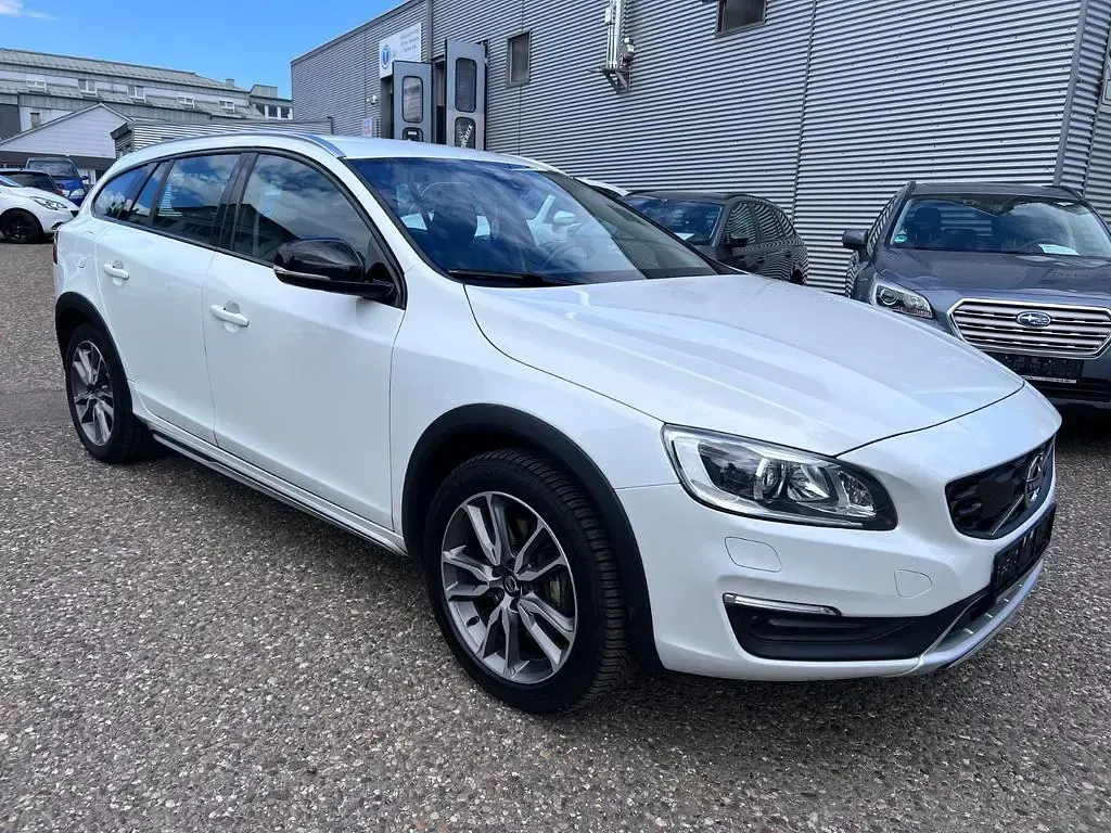 Gebraucht Volvo V60 CC Pro 150 PS (110 kW) 2017 Crystal white Kombi