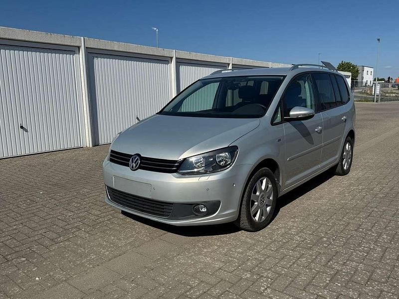 Gebraucht VW Touran Life 140 PS (102 kW) 2013 Silver leaf metallic Van / Kleinbus