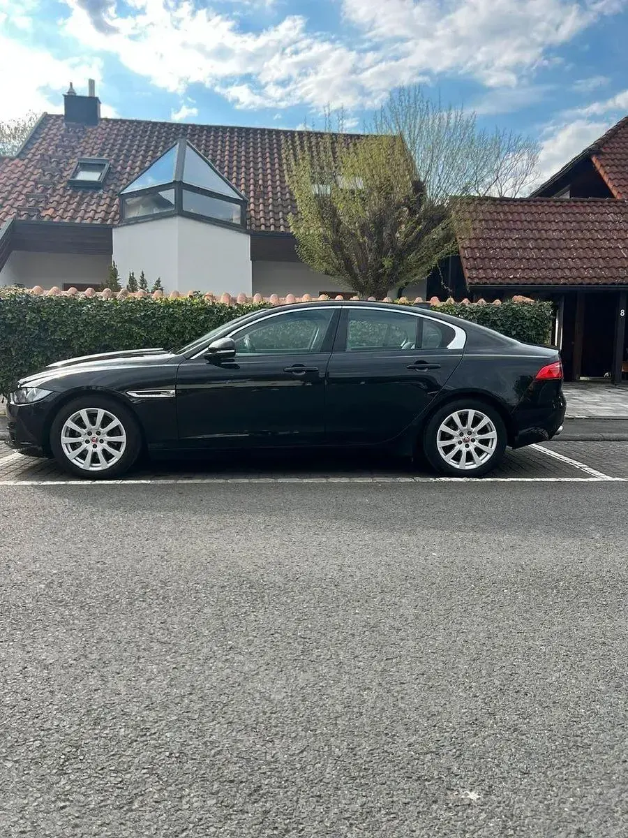 Gebraucht Jaguar XE Pure 179 PS (131 kW) 2017 Schwarz Limousine