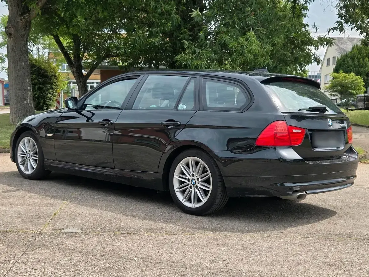 Gebraucht BMW 320 184 PS (135 kW) 2010 Schwarz Kombi