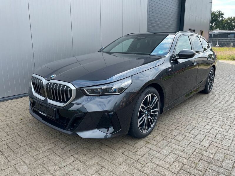 Gebraucht BMW 540 Performance 303 PS (222 kW) 2024 Sophistograu brillanteffekt me Kombi