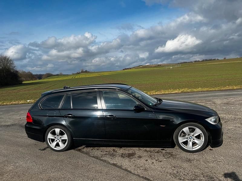 Gebraucht BMW 320 163 PS (119 kW) 2007 Schwarz Kombi