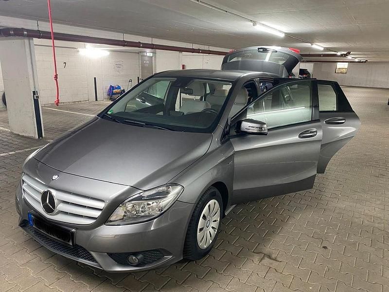 Grau Gebraucht 2012 Mercedes B180 Van / Kleinbus | 11.700 € (Etwas zu teuer) - Bild 1/4