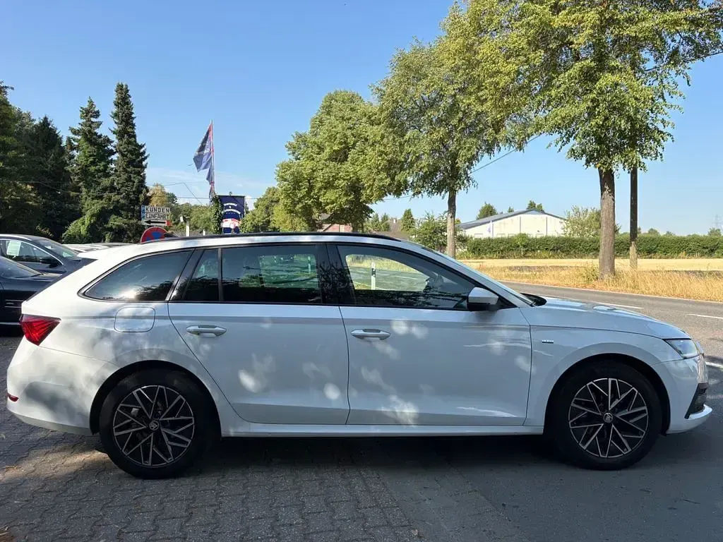 Gebraucht Skoda Octavia Clever 116 PS (85 kW) 2021 Bila moon/moon white Kombi
