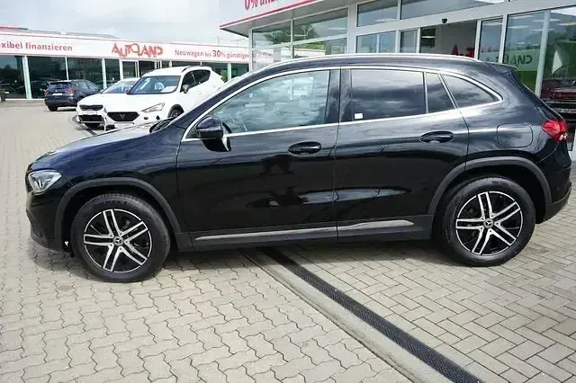 Second-hand Mercedes GLA200 Style 163 CP (119 kW) 2020 Negru SUV