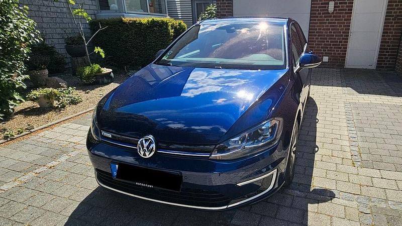 Blau Gebraucht 2017 VW e-Golf Kleinwagen | 14.100 € (Fairer Preis) - Bild 1/4