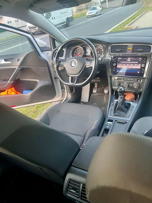 Gebraucht VW Golf VII 110 PS (80 kW) 2018 Weiß Kleinwagen